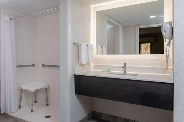 Quality Inn Asheville Downtown Tunnel Rd image 11